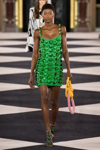 Look 16
